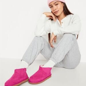 OLD NAVY berry Faux Suede
Sherpa-Lined Slippers